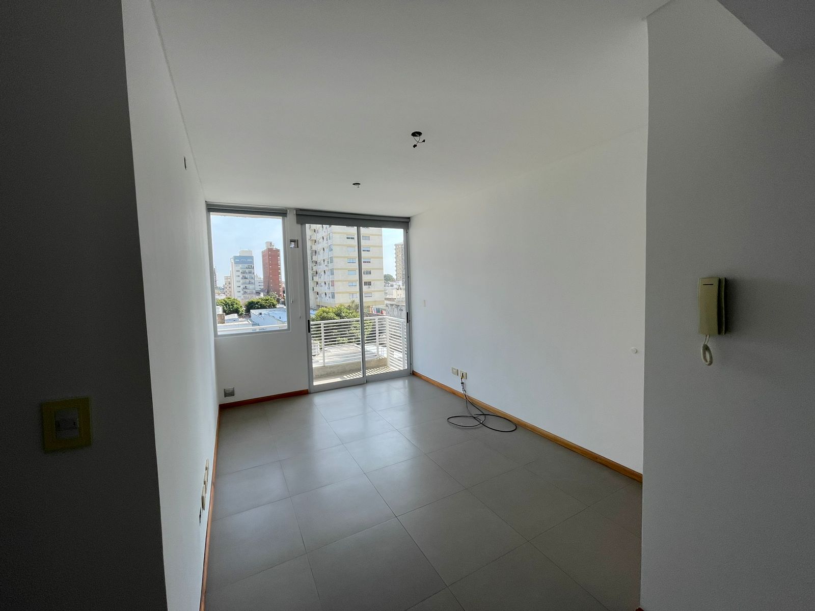 aparopropiedades - Departamento de 3 ambientes con cochera en Bernal centro