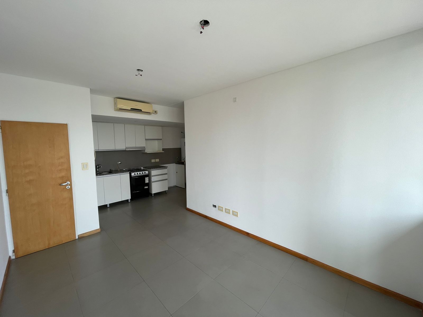 aparopropiedades - Departamento de 3 ambientes con cochera en Bernal centro