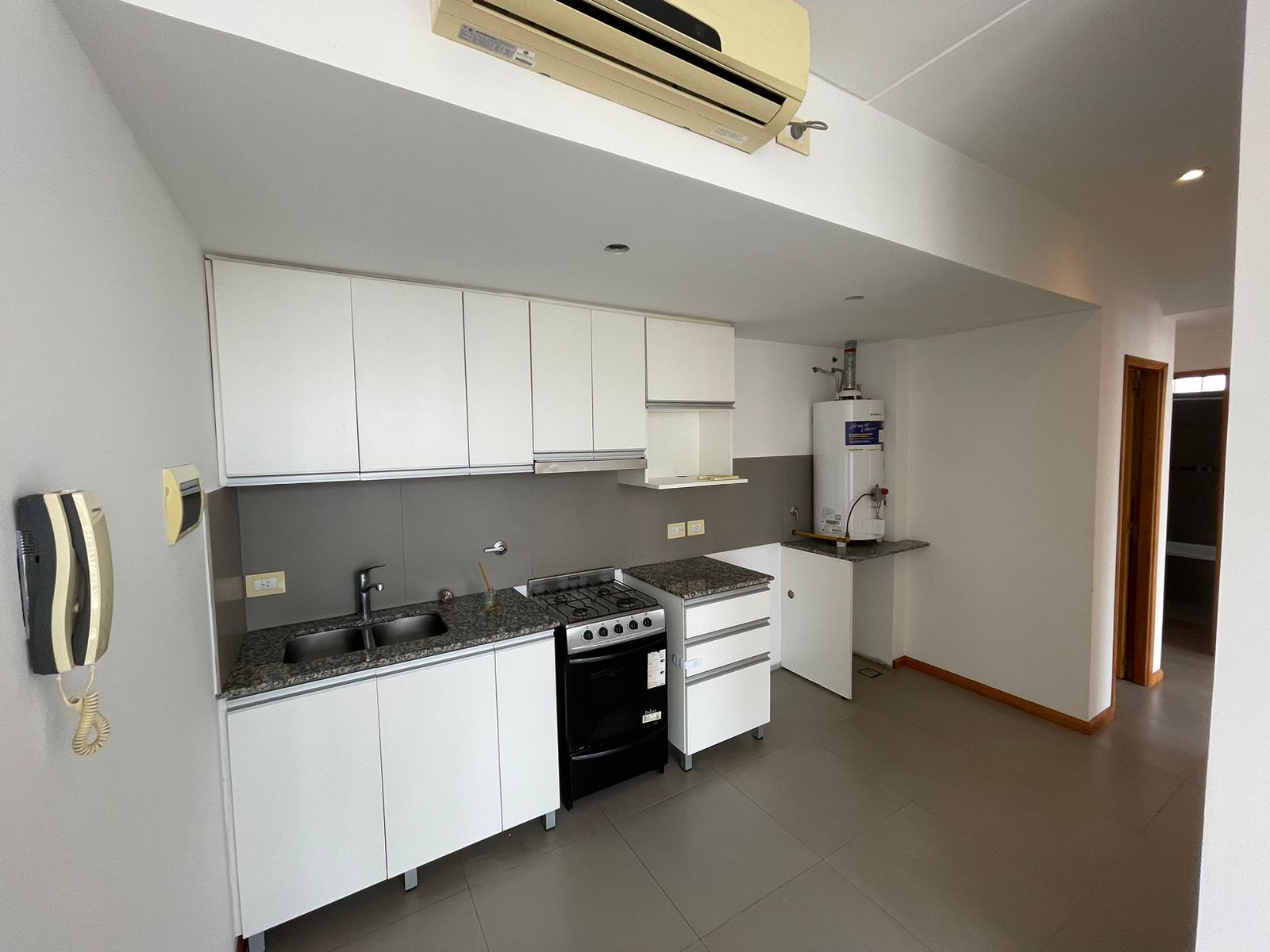 aparopropiedades - Departamento de 3 ambientes con cochera en Bernal centro