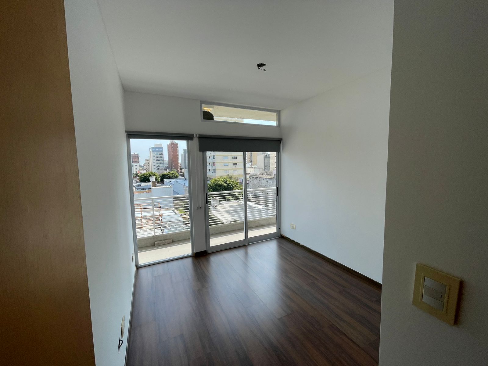 aparopropiedades - Departamento de 3 ambientes con cochera en Bernal centro