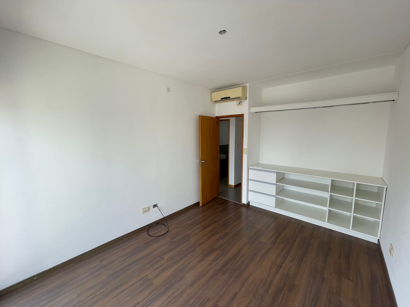 aparopropiedades - Departamento de 3 ambientes con cochera en Bernal centro