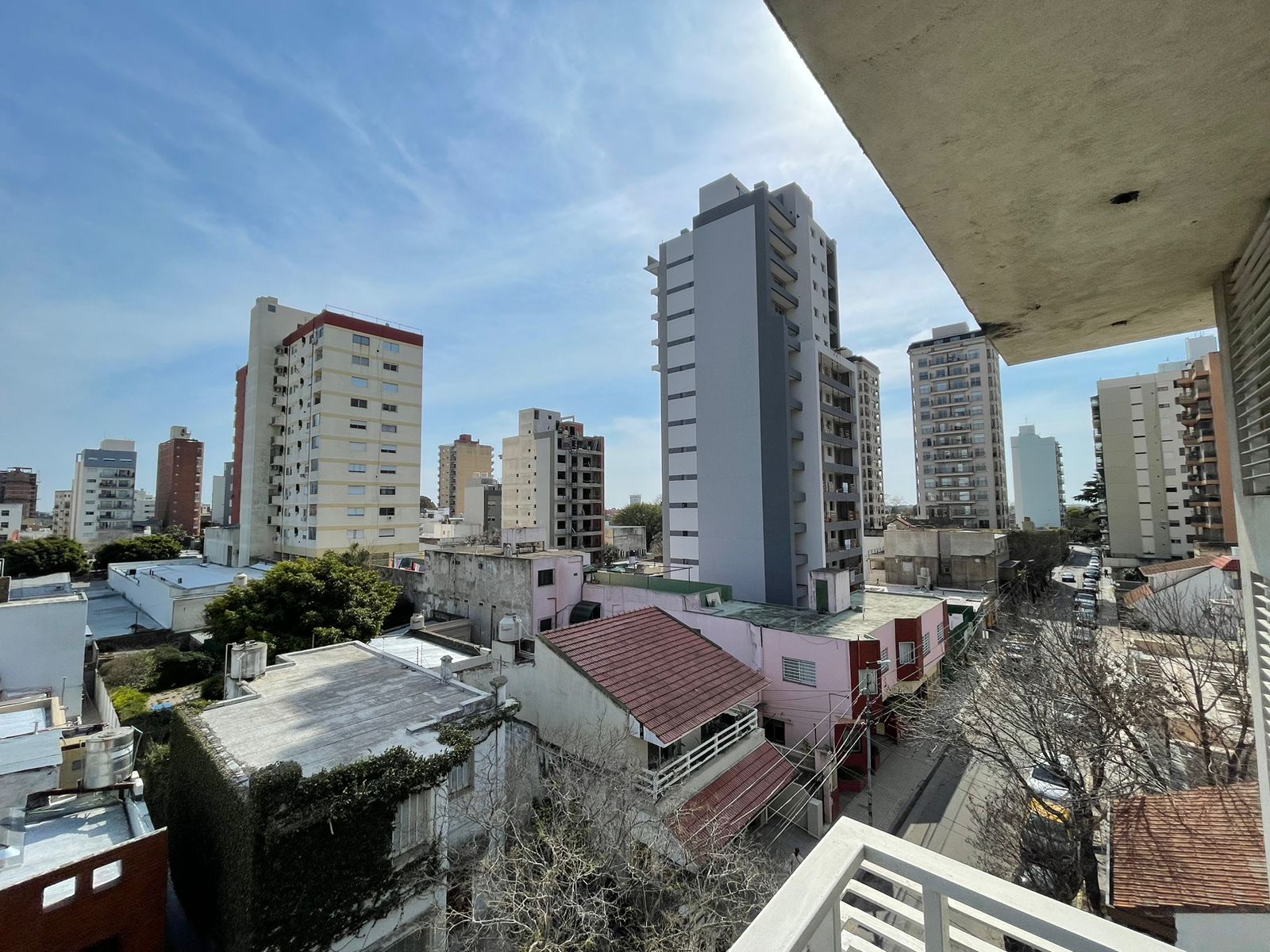 aparopropiedades - Departamento de 3 ambientes con cochera en Bernal centro