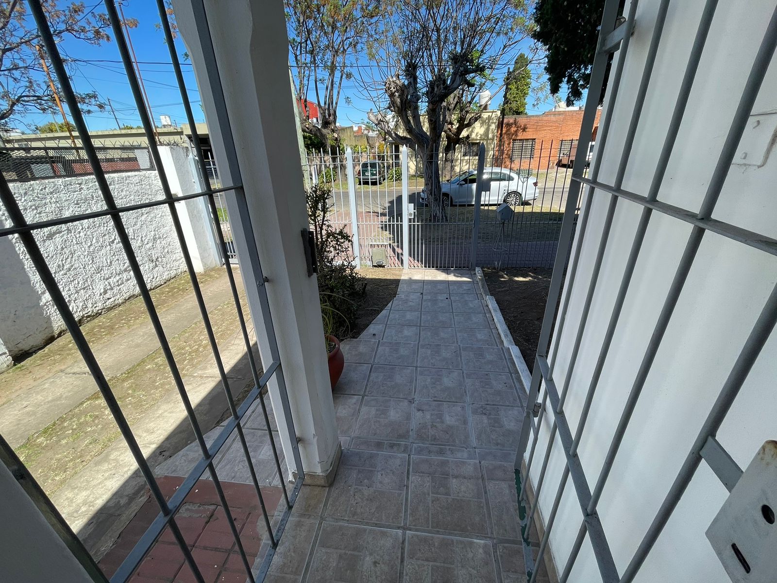 aparopropiedades - Casa en alquiler en Bernal
