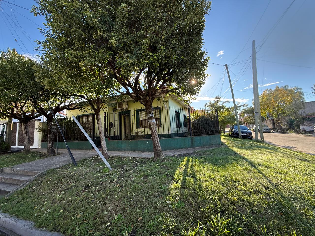 aparopropiedades - Casa en Quilmes Oeste a la venta