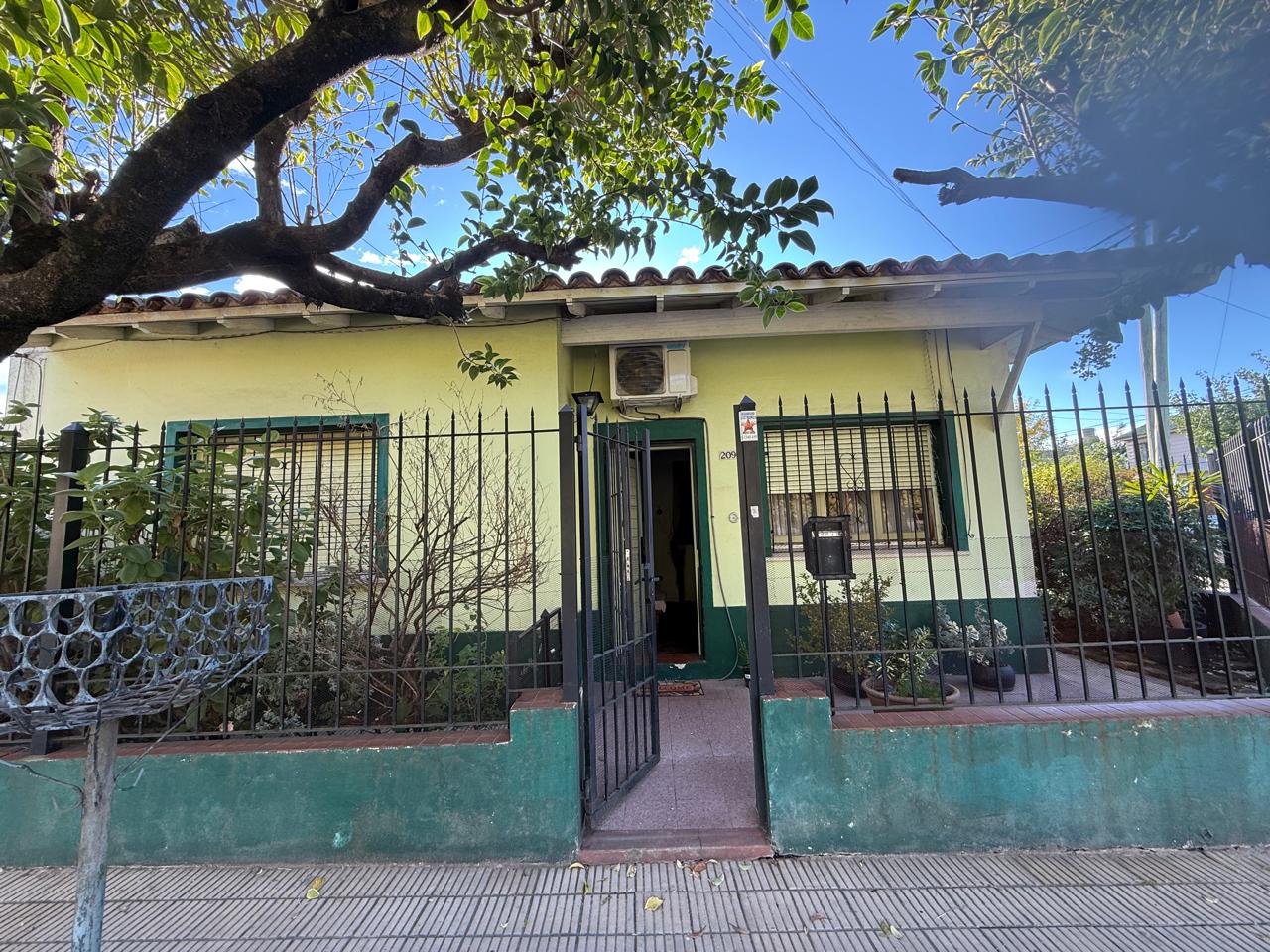 aparopropiedades - Casa en Quilmes Oeste a la venta