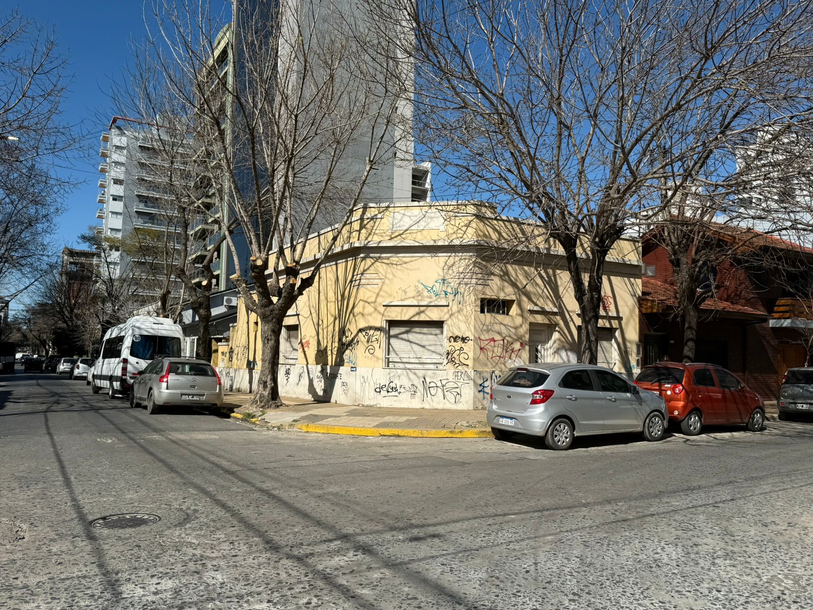 aparopropiedades - Casa a reciclar en excelente Ubicacion 
