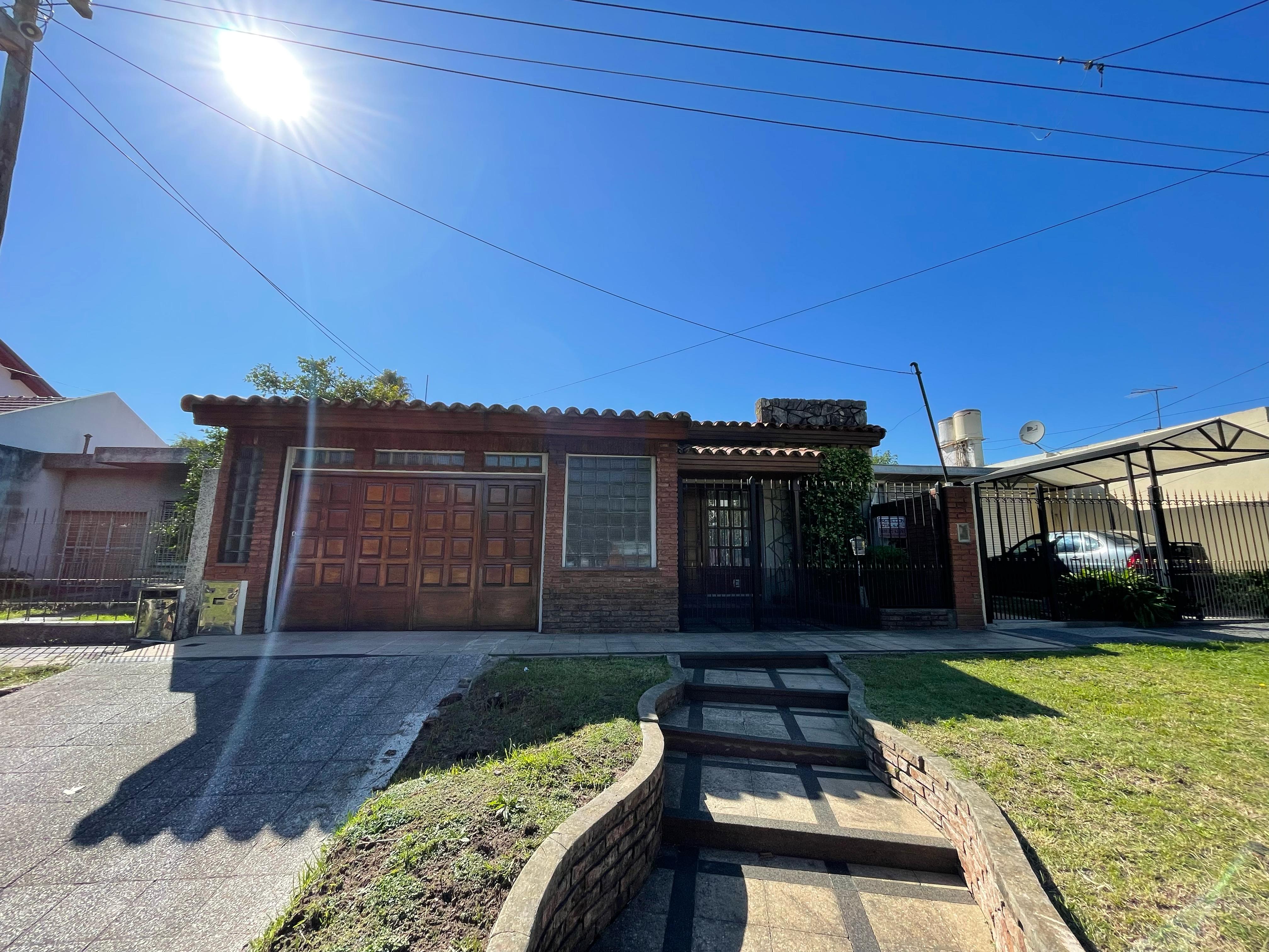 aparopropiedades - Chalet en Quilmes Oeste a la Venta