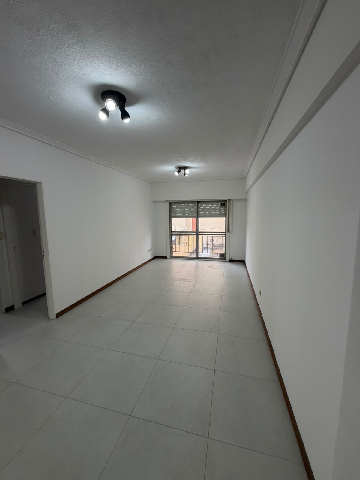 aparopropiedades - Departamento de 3 ambientes sobre la calle Rivadavia 