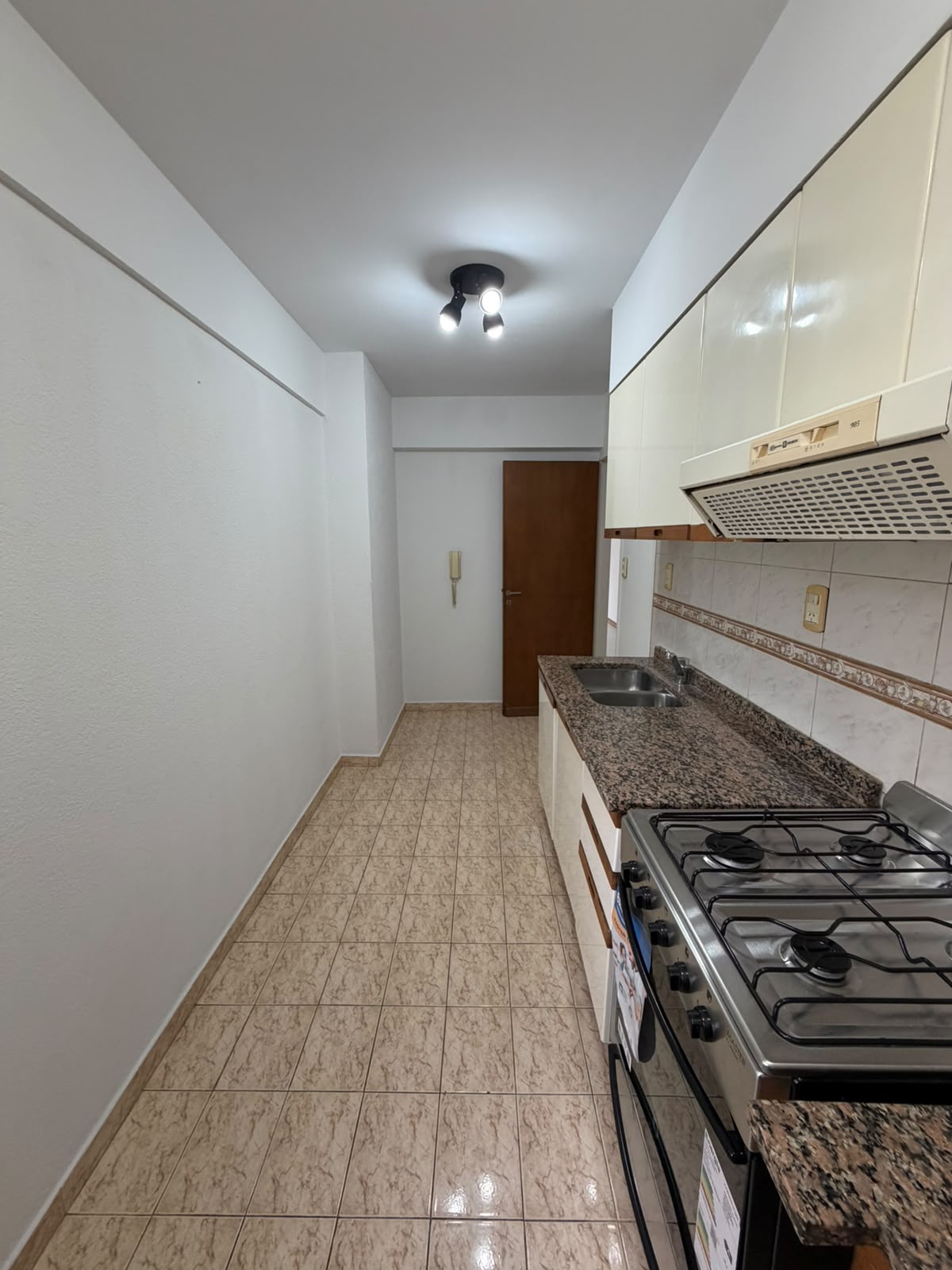 aparopropiedades - Departamento de 3 ambientes sobre la calle Rivadavia 