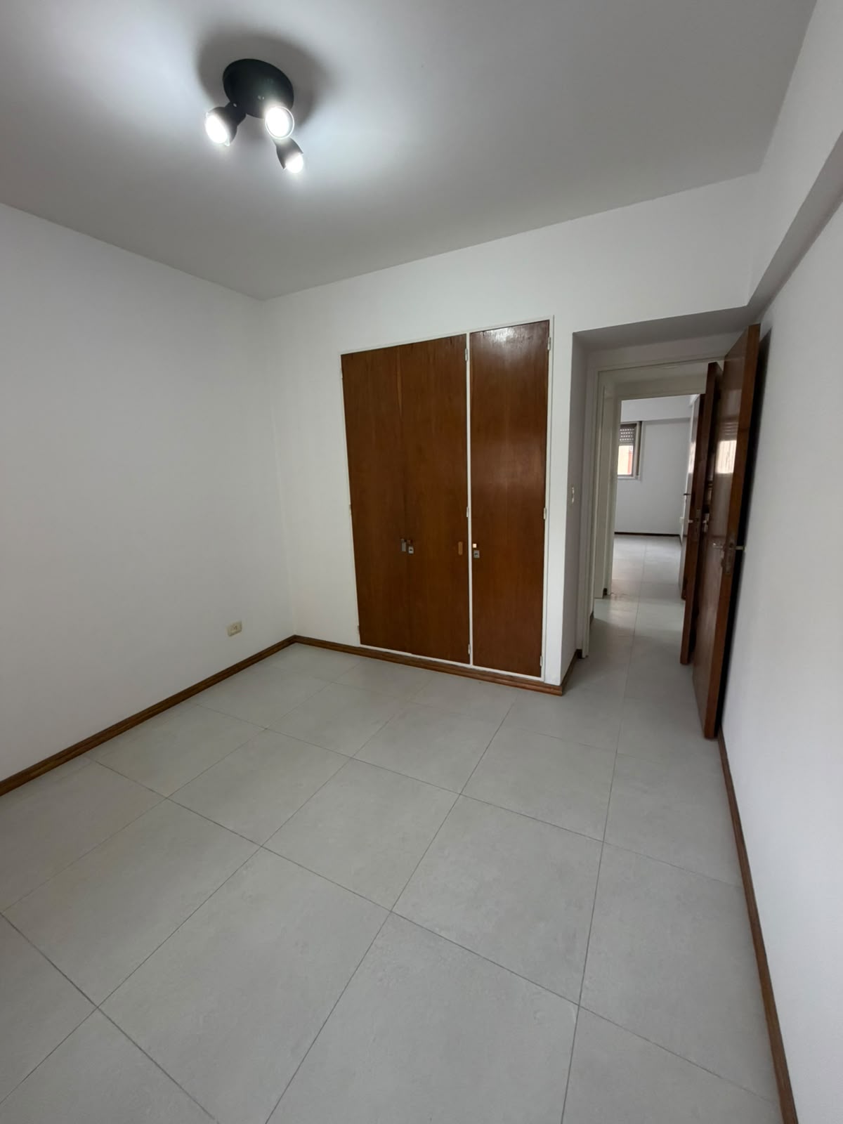 aparopropiedades - Departamento de 3 ambientes sobre la calle Rivadavia 