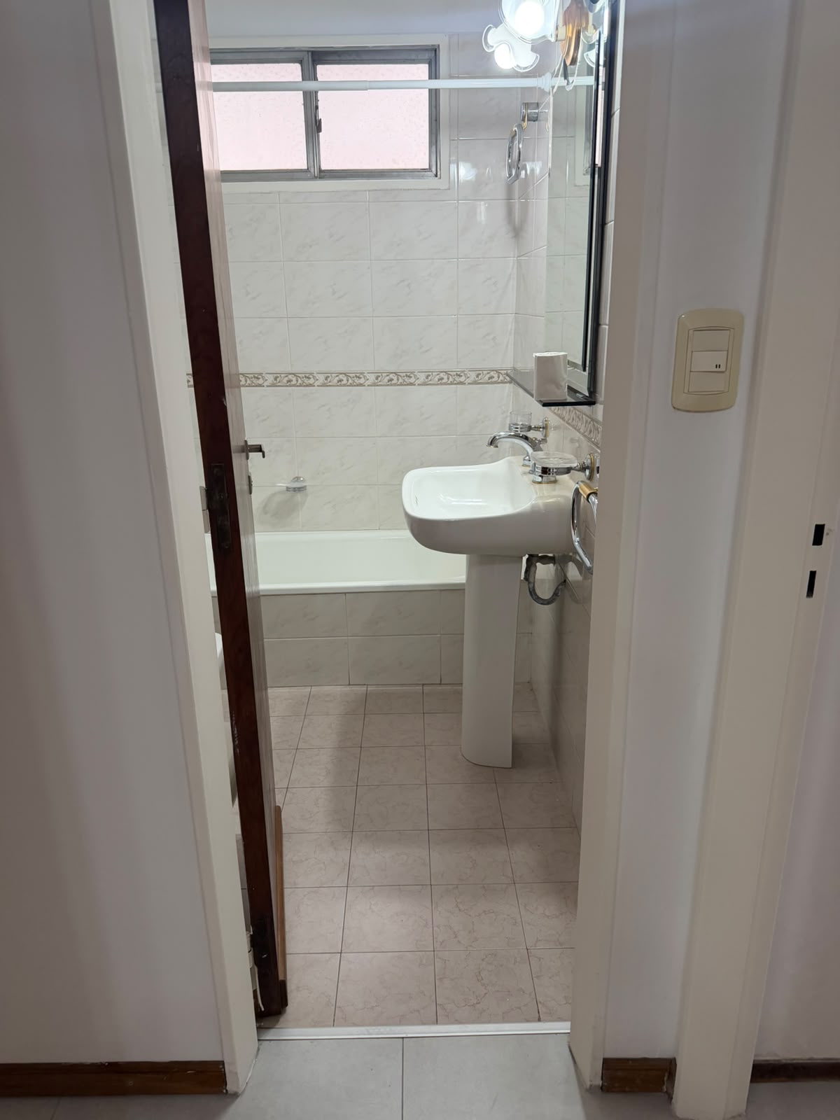 aparopropiedades - Departamento de 3 ambientes sobre la calle Rivadavia 
