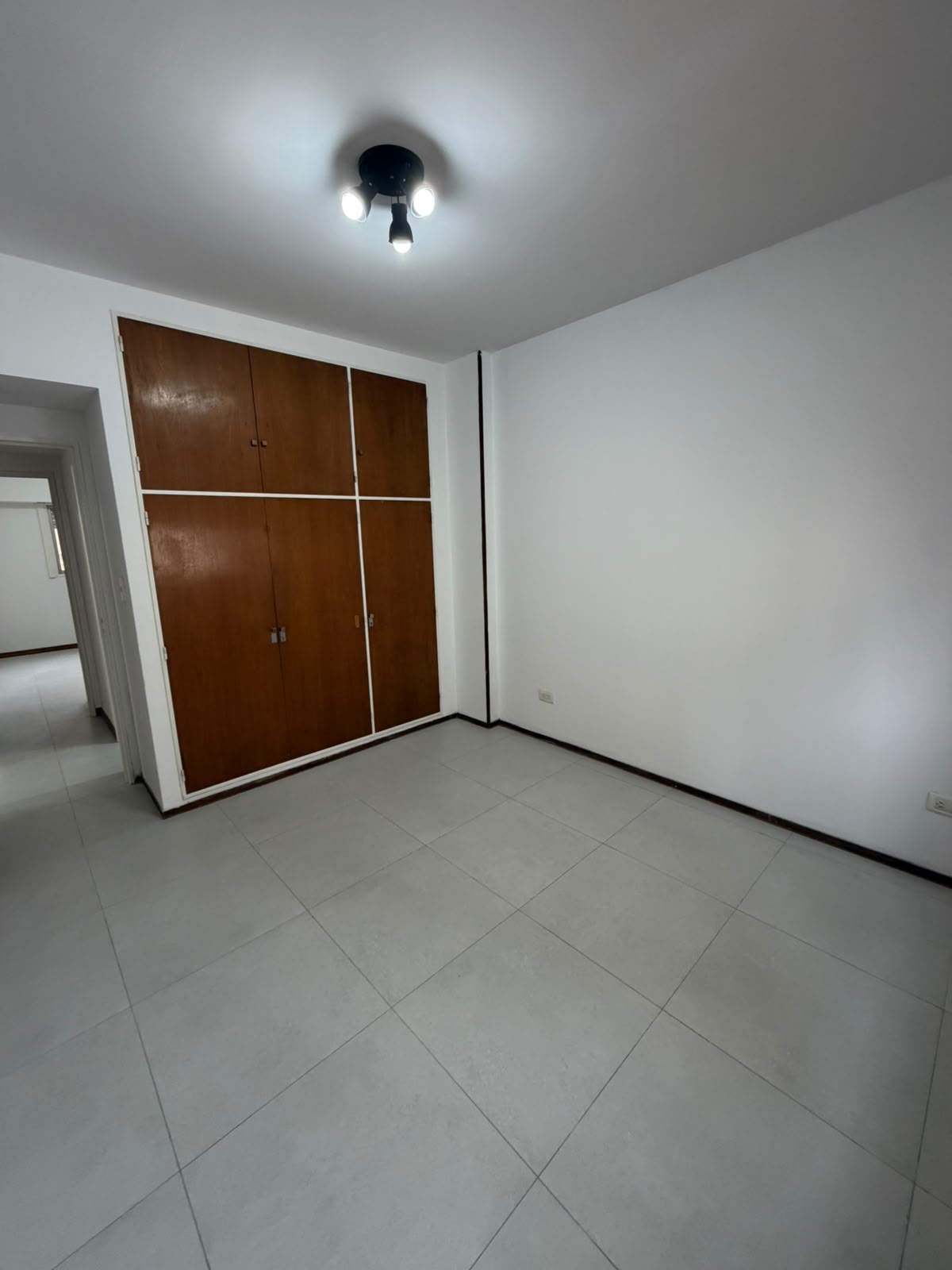 aparopropiedades - Departamento de 3 ambientes sobre la calle Rivadavia 