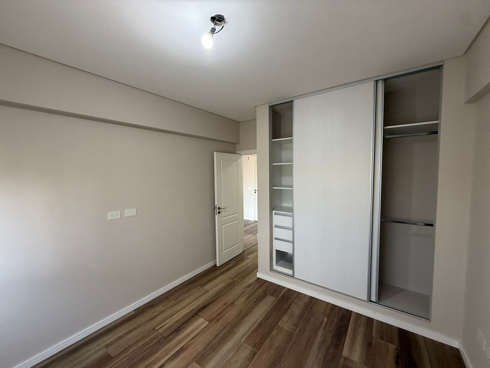 aparopropiedades - Departamento de 2 ambientes con cochera en Klover Plaza