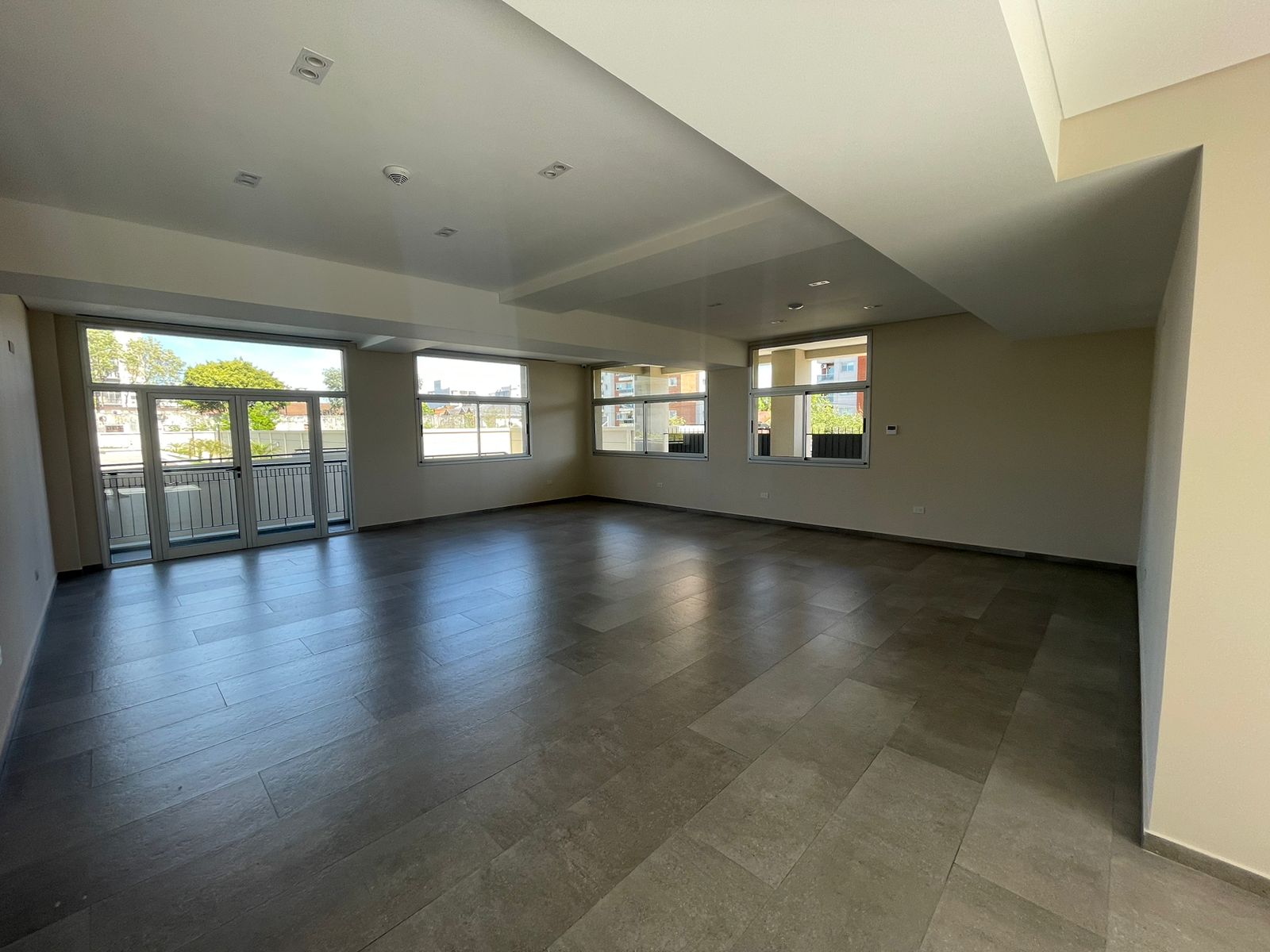 aparopropiedades - Departamento de 2 ambientes con cochera en Klover Plaza