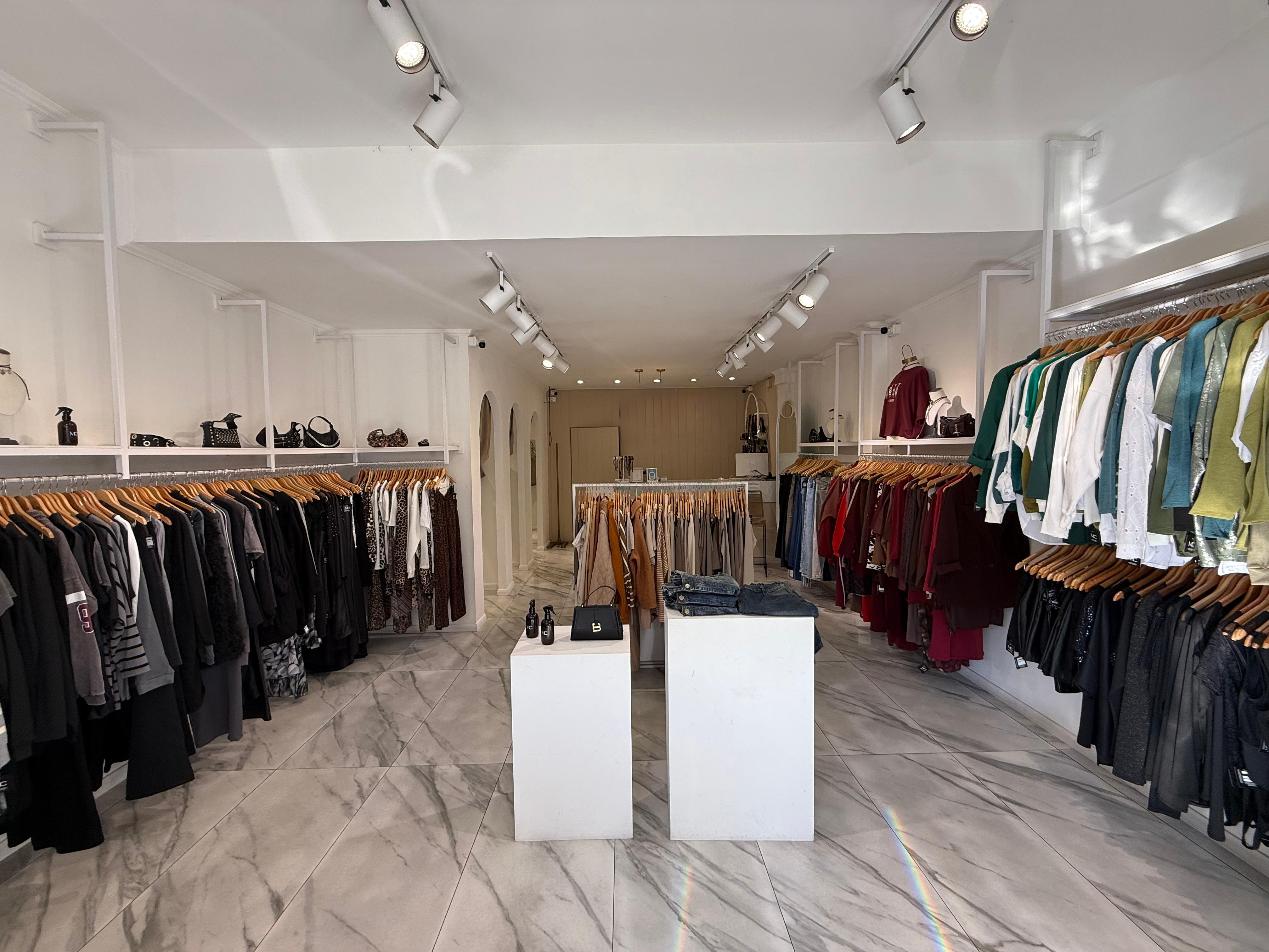 aparopropiedades - Local comercial sobre la calle Videla en Alquiler