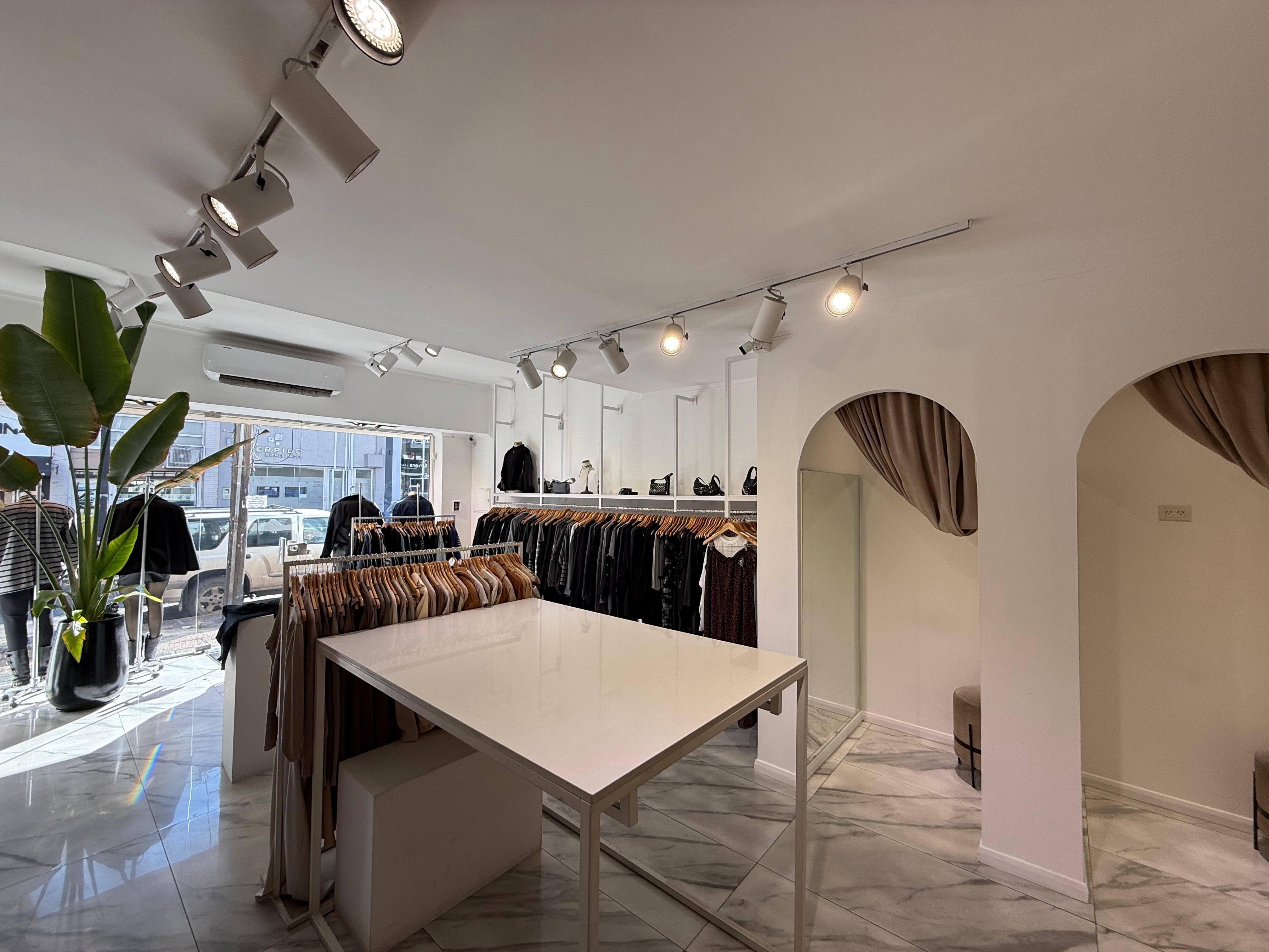aparopropiedades - Local comercial sobre la calle Videla en Alquiler