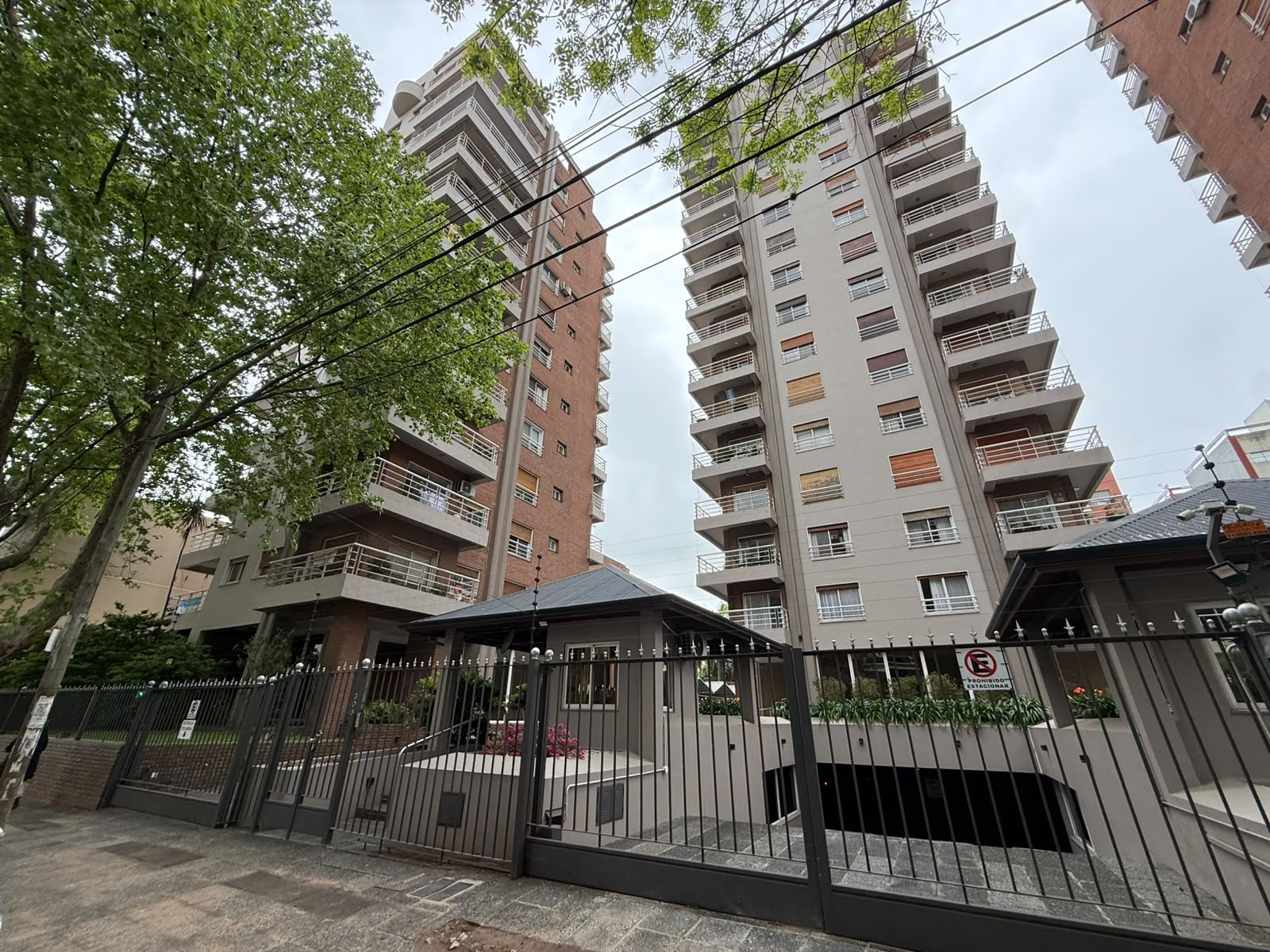 aparopropiedades - Departamento de 3 ambientes con cochera en las Torres de Brown 