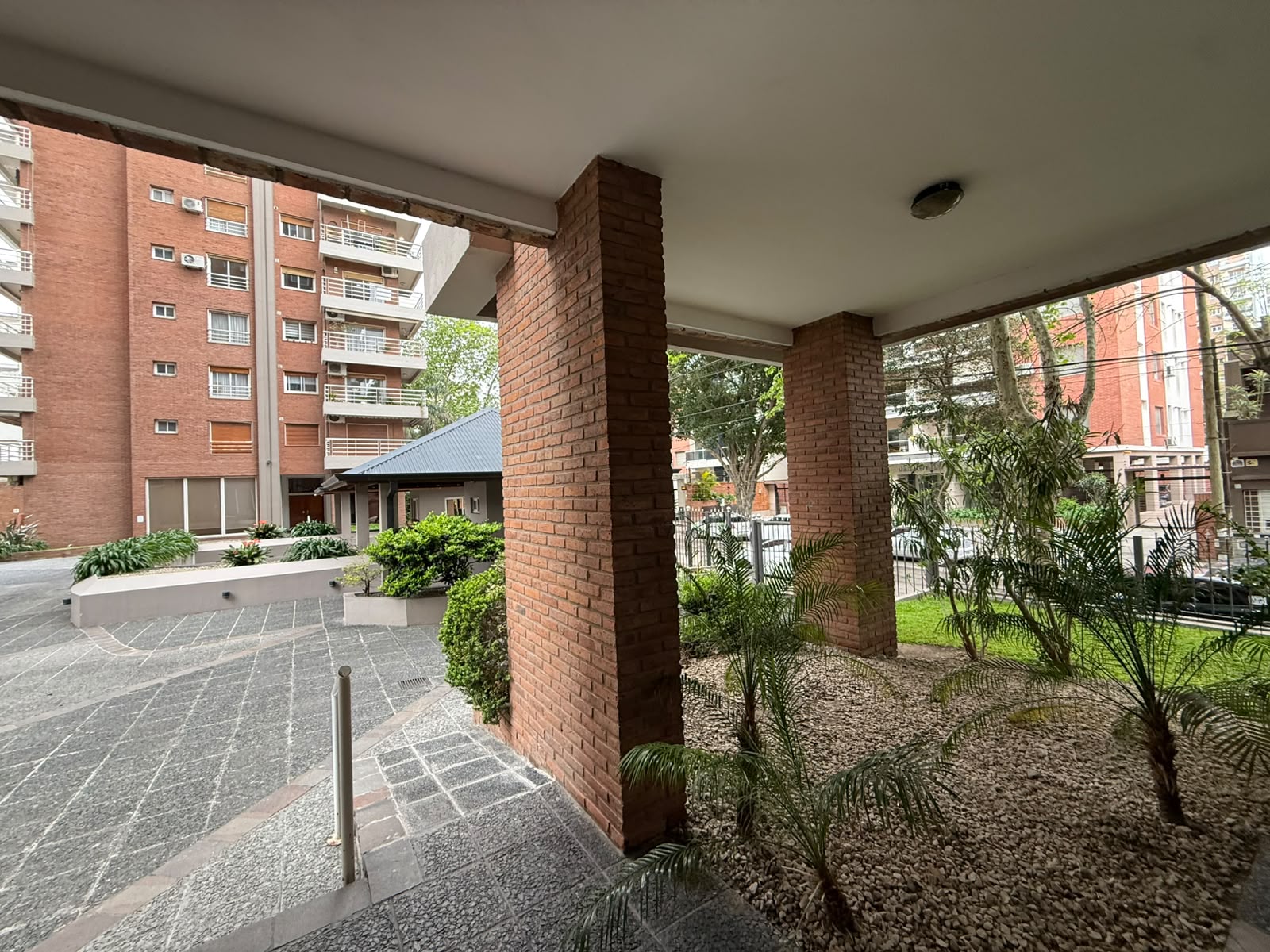 aparopropiedades - Departamento de 3 ambientes con cochera en las Torres de Brown 
