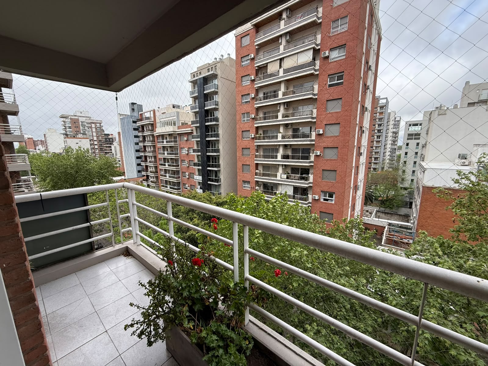 aparopropiedades - Departamento de 3 ambientes con cochera en las Torres de Brown 