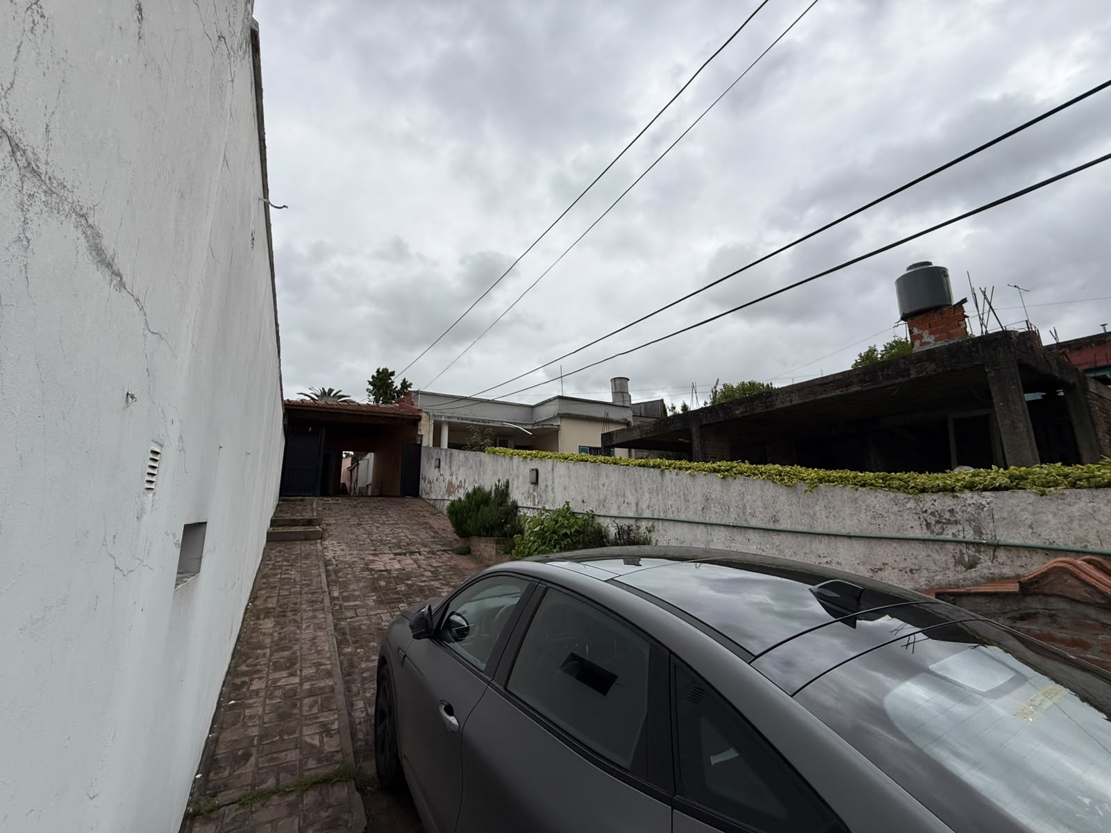 aparopropiedades - CASA EN ALQUILER SOBRE AMPLIO LOTE EN QUILMES