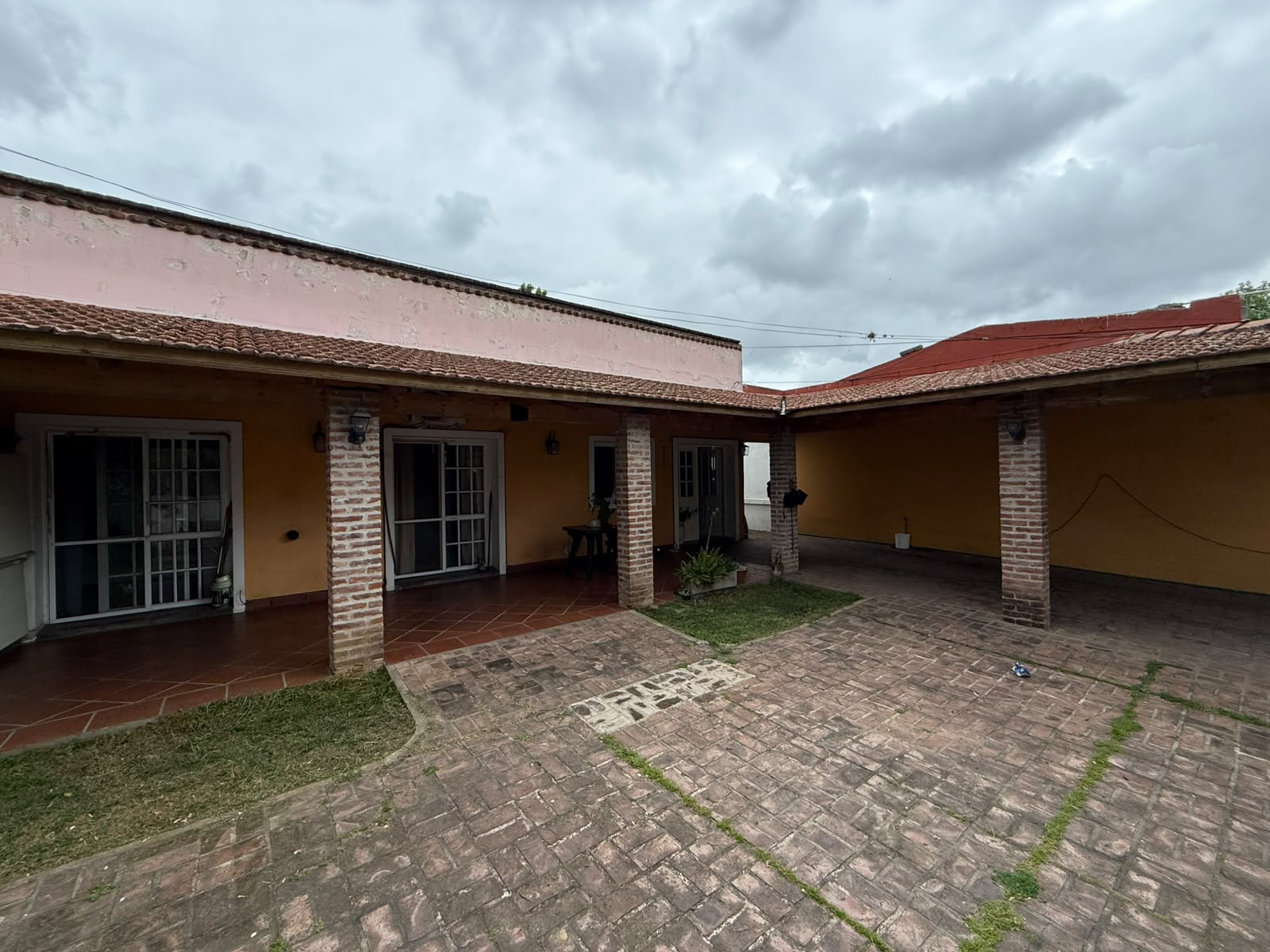 aparopropiedades - CASA EN ALQUILER SOBRE AMPLIO LOTE EN QUILMES