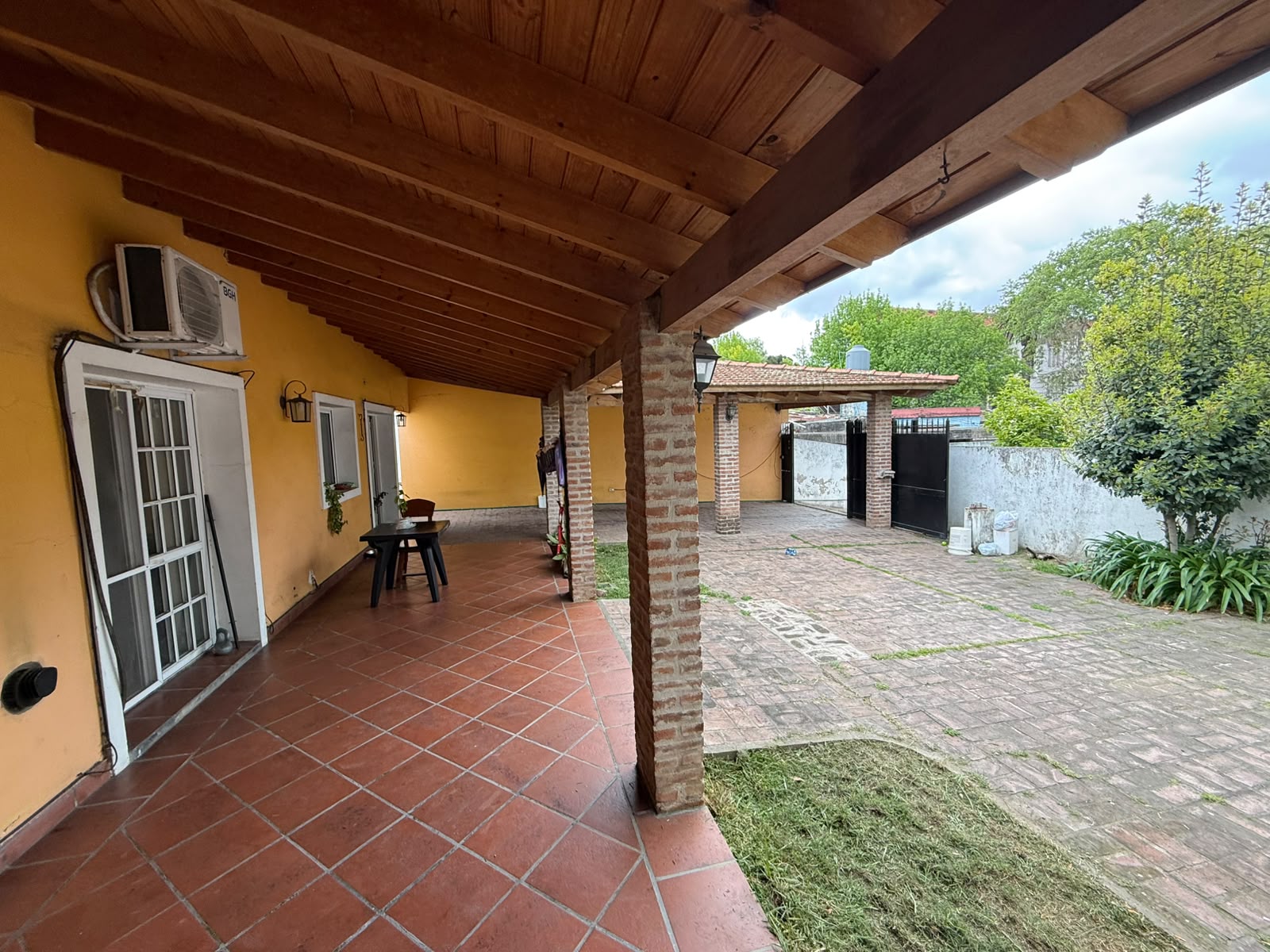 aparopropiedades - CASA EN ALQUILER SOBRE AMPLIO LOTE EN QUILMES