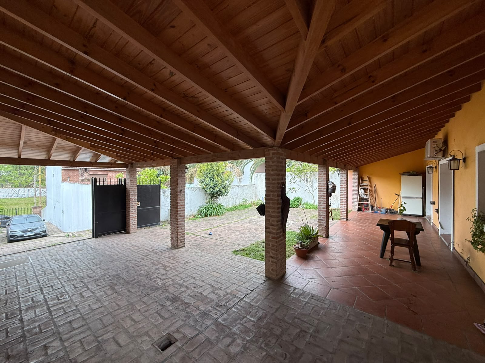aparopropiedades - CASA EN ALQUILER SOBRE AMPLIO LOTE EN QUILMES
