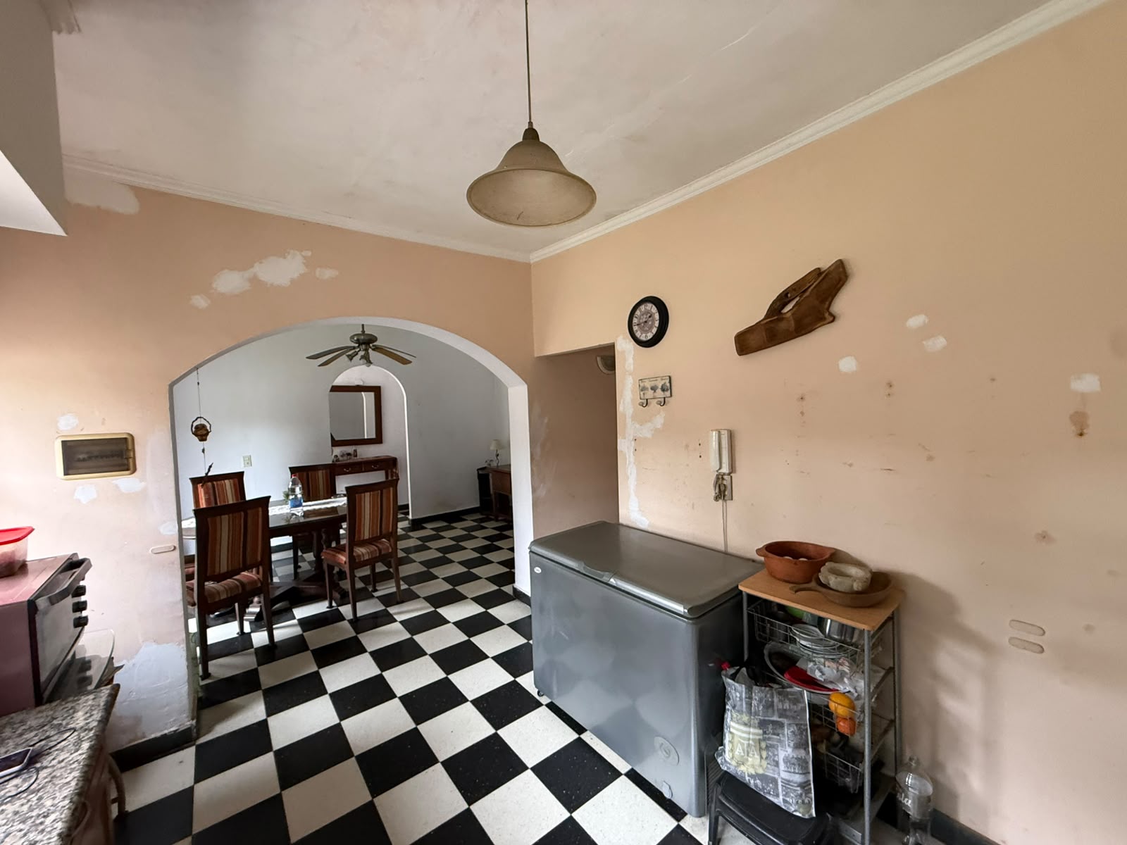 aparopropiedades - CASA EN ALQUILER SOBRE AMPLIO LOTE EN QUILMES