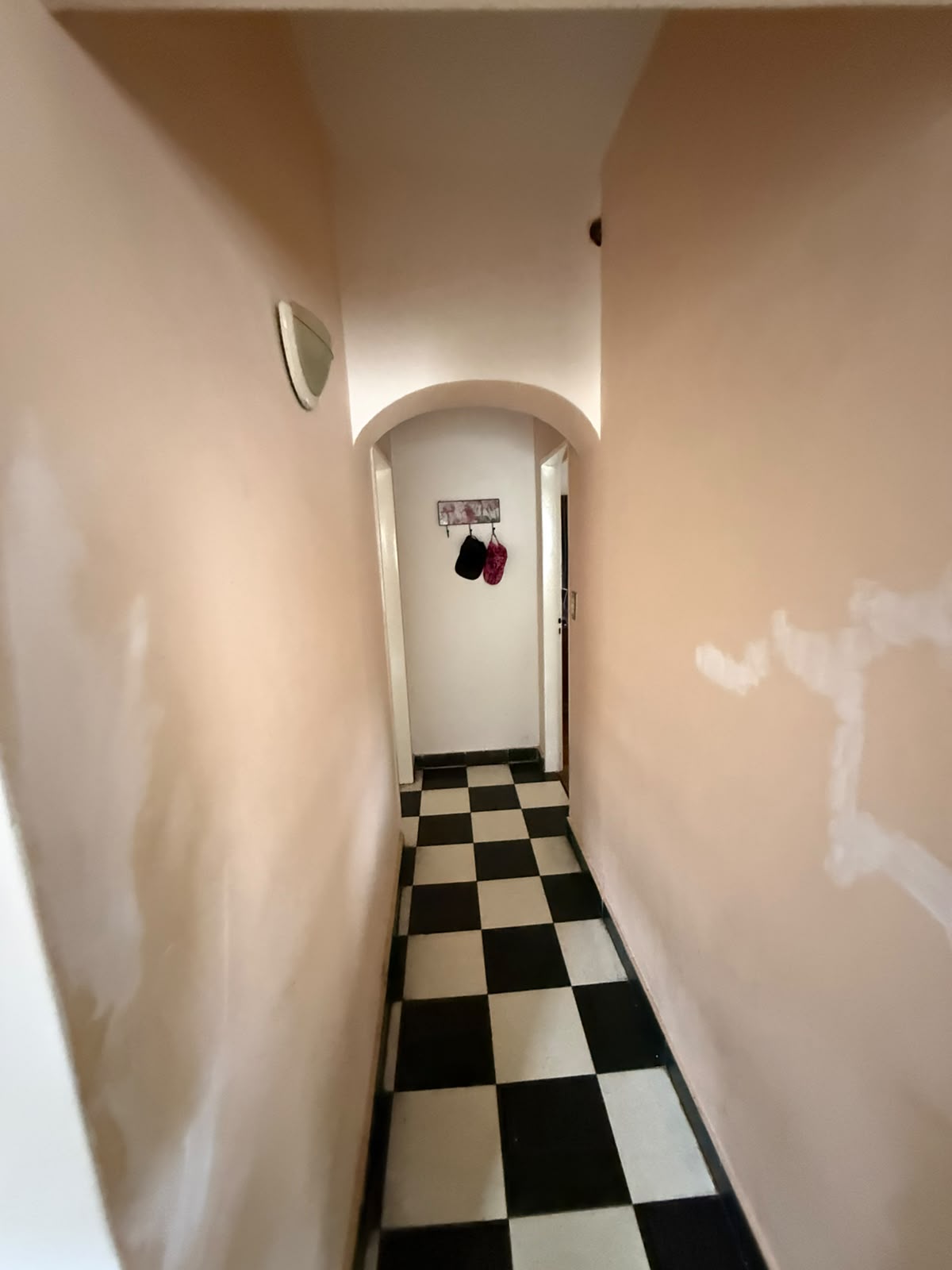 aparopropiedades - CASA EN ALQUILER SOBRE AMPLIO LOTE EN QUILMES