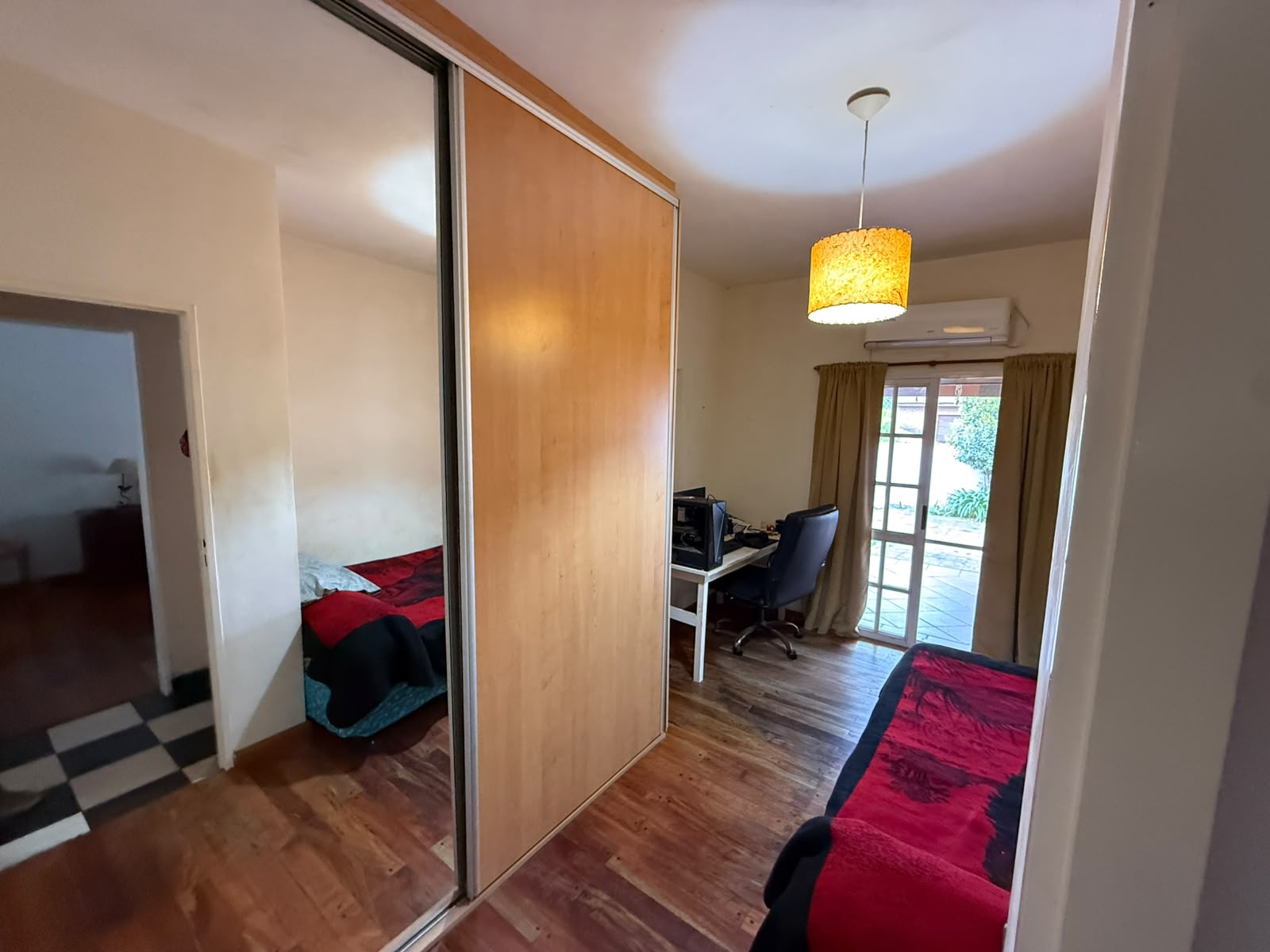 aparopropiedades - CASA EN ALQUILER SOBRE AMPLIO LOTE EN QUILMES