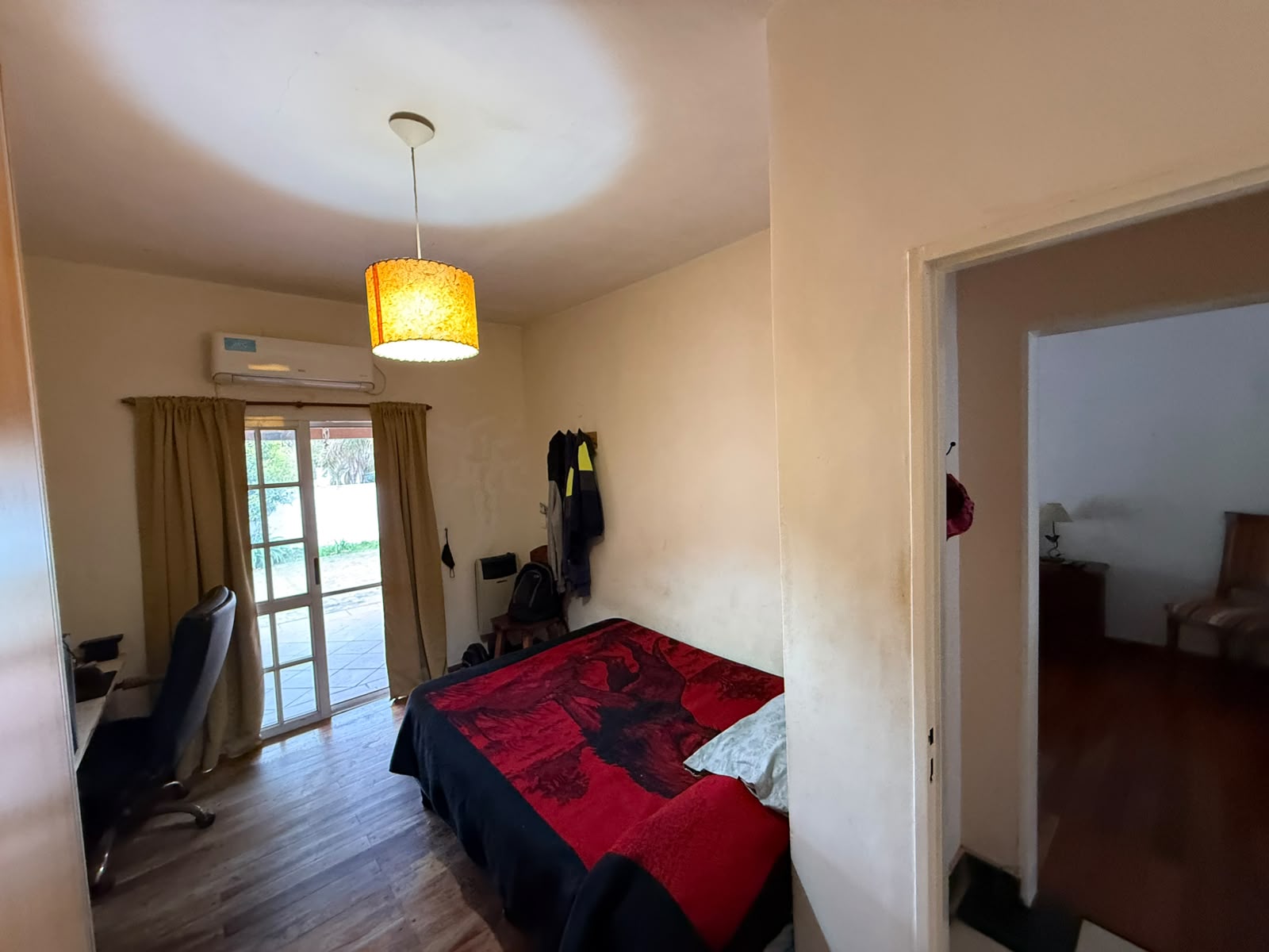 aparopropiedades - CASA EN ALQUILER SOBRE AMPLIO LOTE EN QUILMES