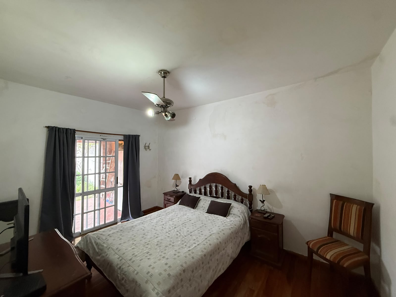 aparopropiedades - CASA EN ALQUILER SOBRE AMPLIO LOTE EN QUILMES