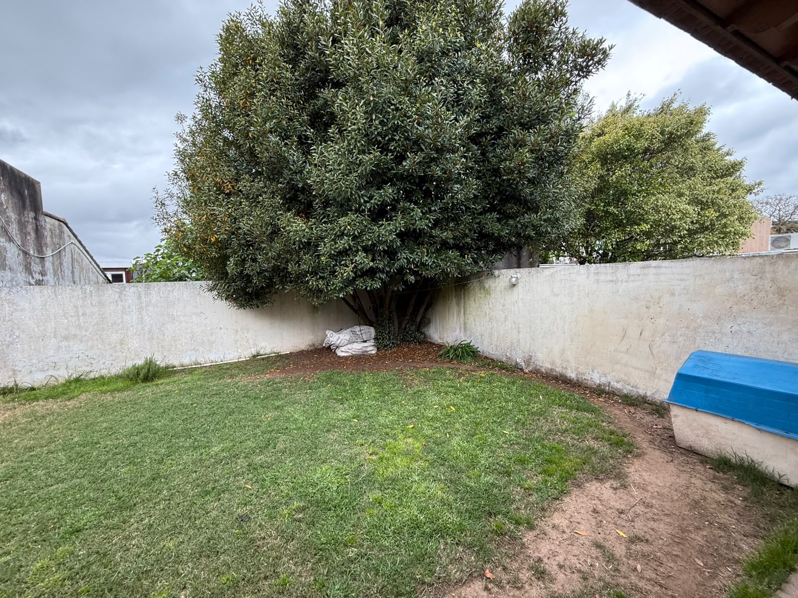 aparopropiedades - CASA EN ALQUILER SOBRE AMPLIO LOTE EN QUILMES
