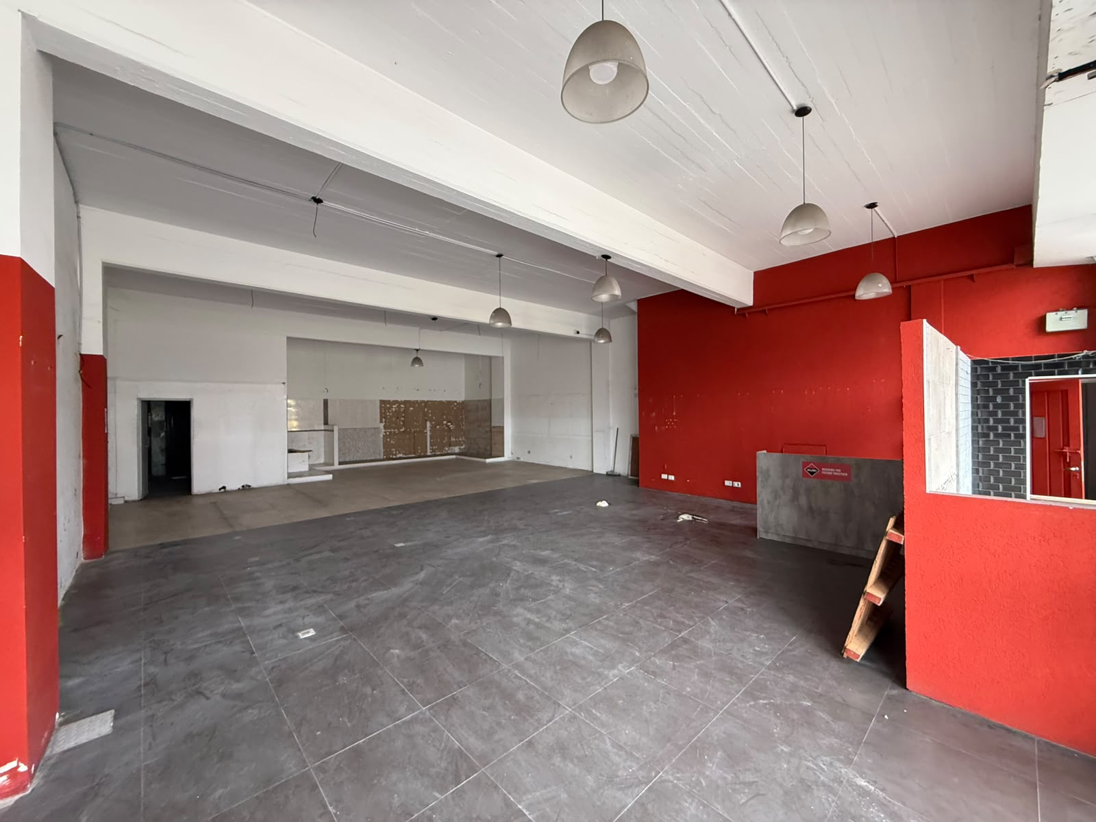 aparopropiedades - Local comercial sobre Avenida Calchaquí y Galpón 